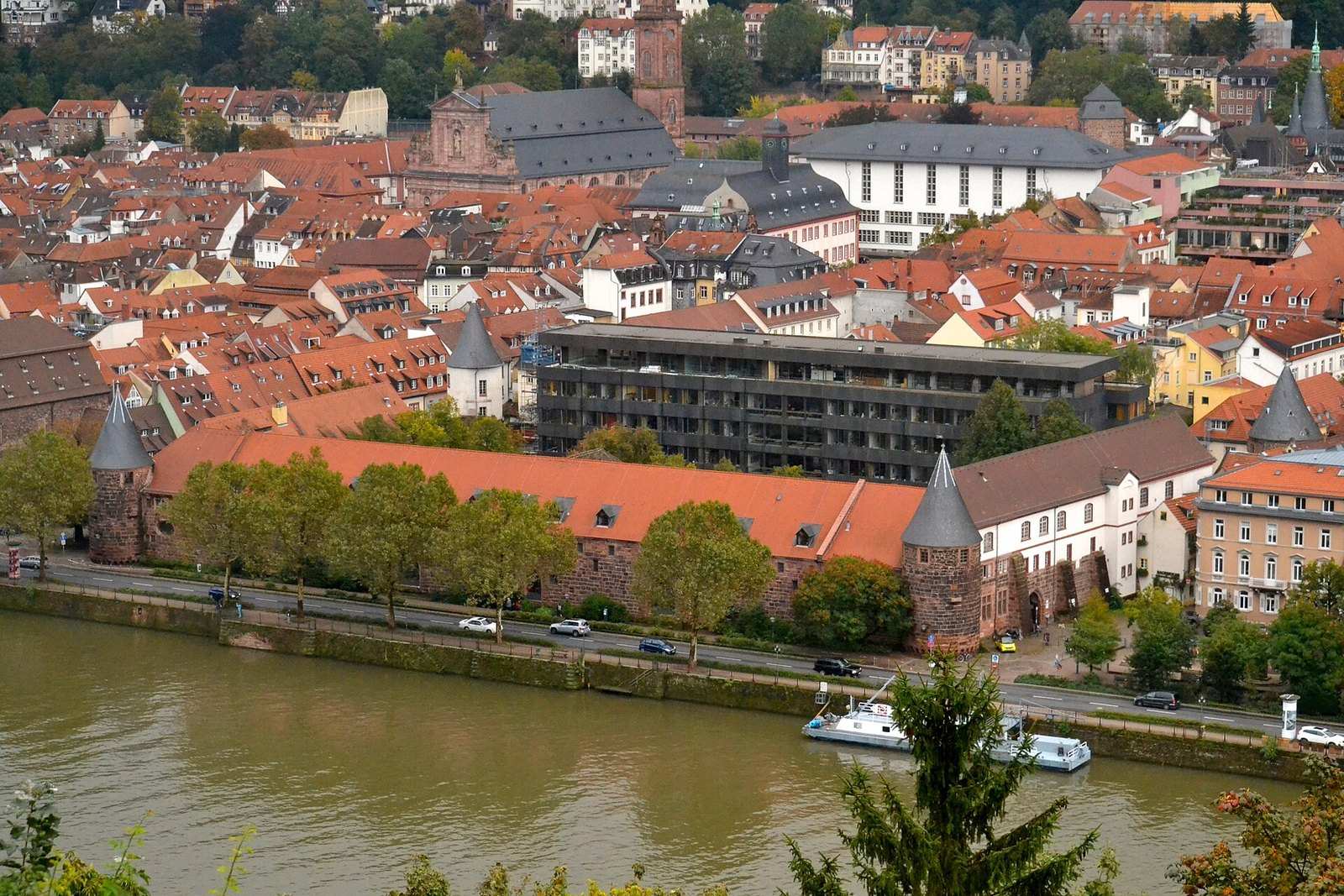Marstall und Neckarufer der Altstadt mit Booten auf dem Fluss