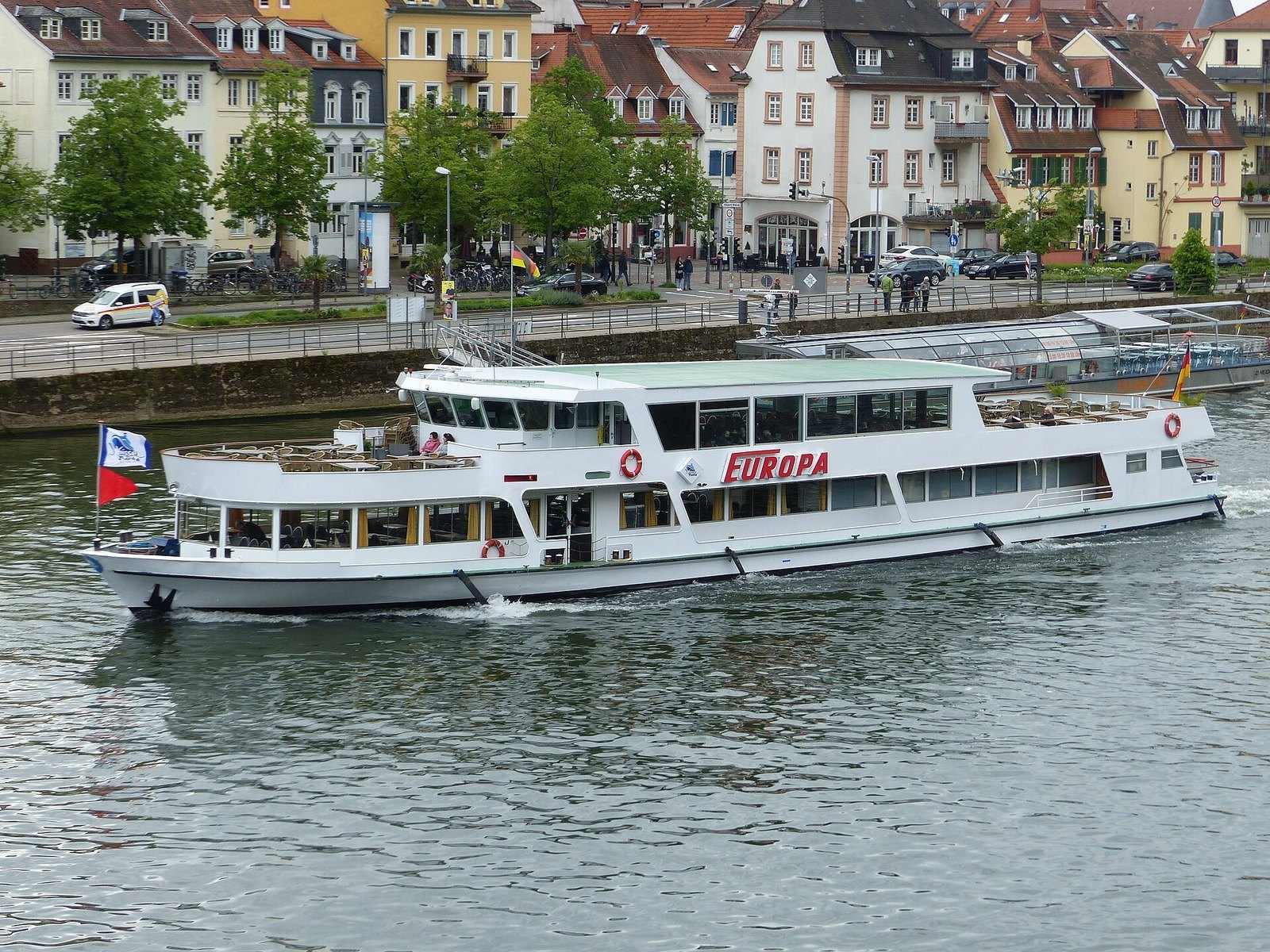 Fahrgastschiff Europa vor der Häuserzeile am Heidelberger Neckarufer