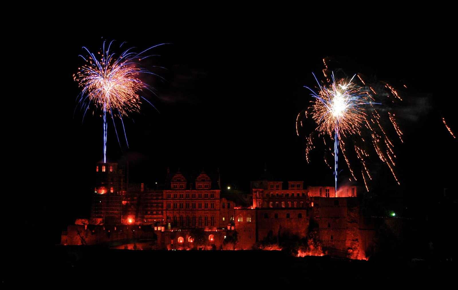 Heidelberger Schlossbeleuchtung mit rotem Licht und Feuerwerk