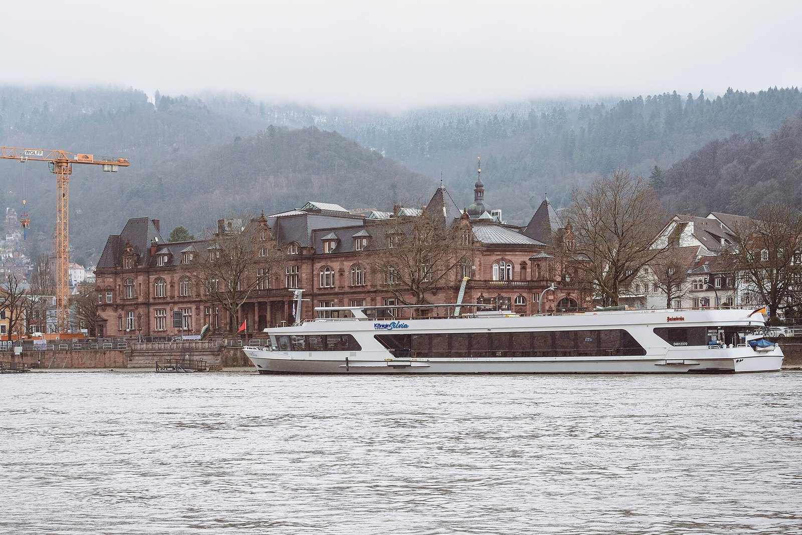 Ausflugsschiff vor der Heidelberger Stadthalle am Neckarstaden